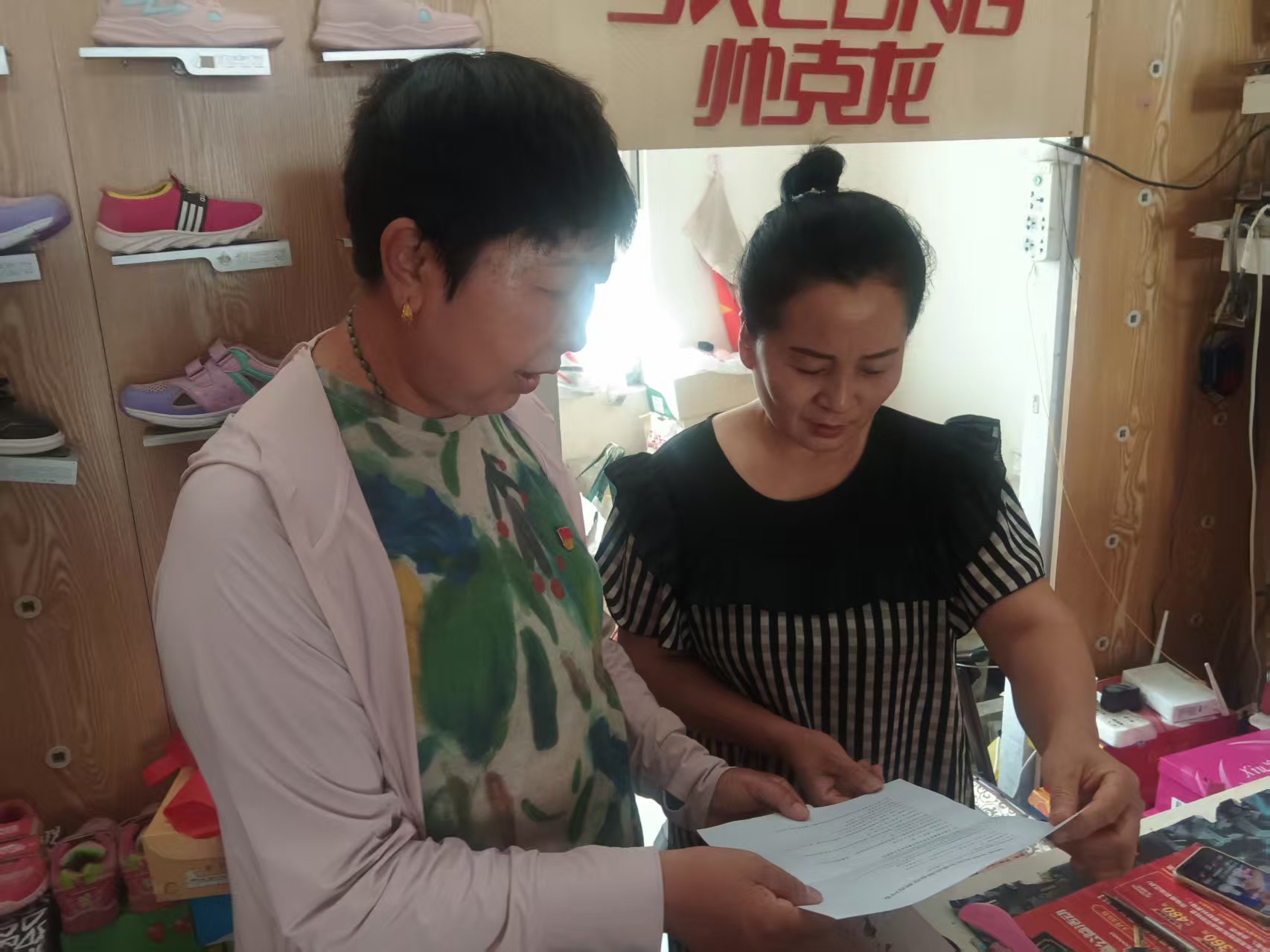 此次检查全覆盖辖区内小旅馆、小餐饮场所、网吧、超市、沿街商铺等各类“九小场所”.jpg