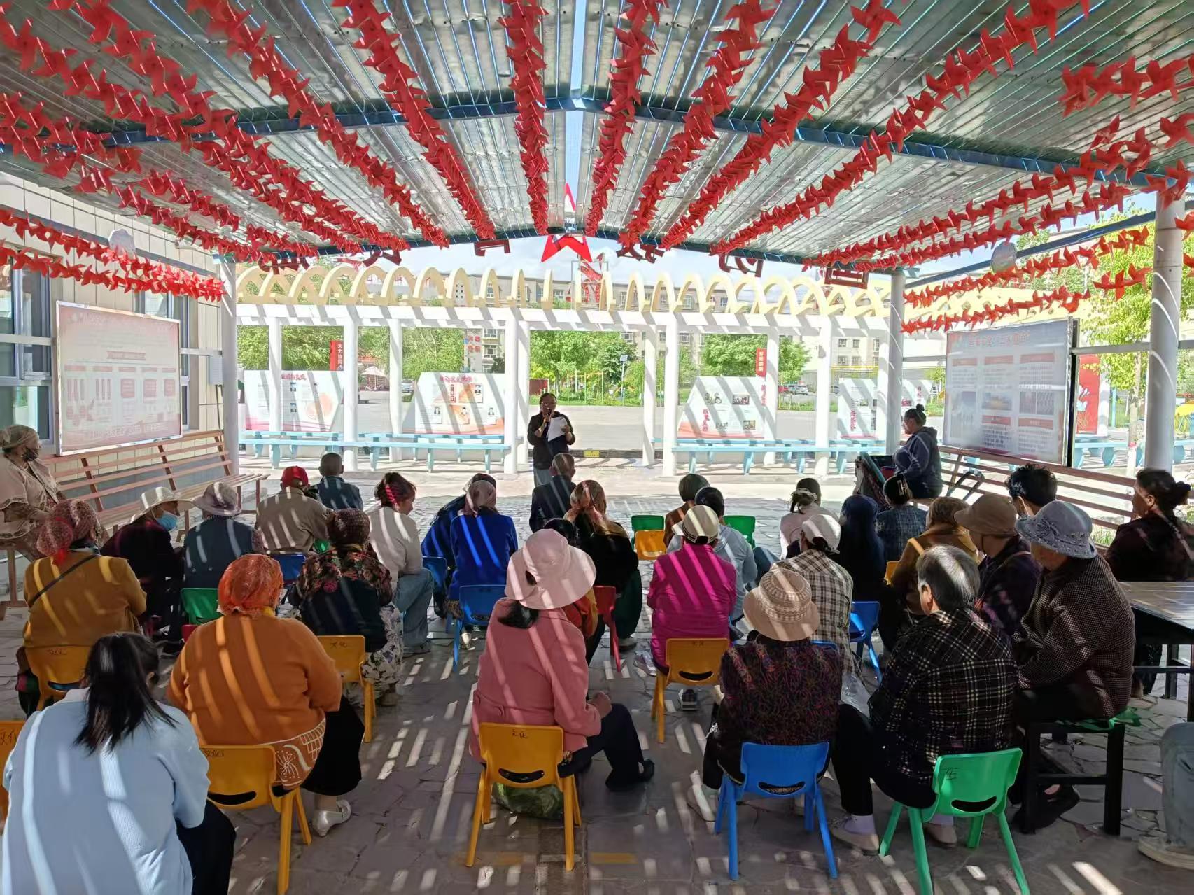 近日,一张张小板凳、一场接地气、聚民心的“板凳议事会”在祥瑞小区长廊召开.jpg 近日,一张张小板凳、一场接地气、聚民心的“板凳议事会”在祥瑞小区长廊召开.jpg