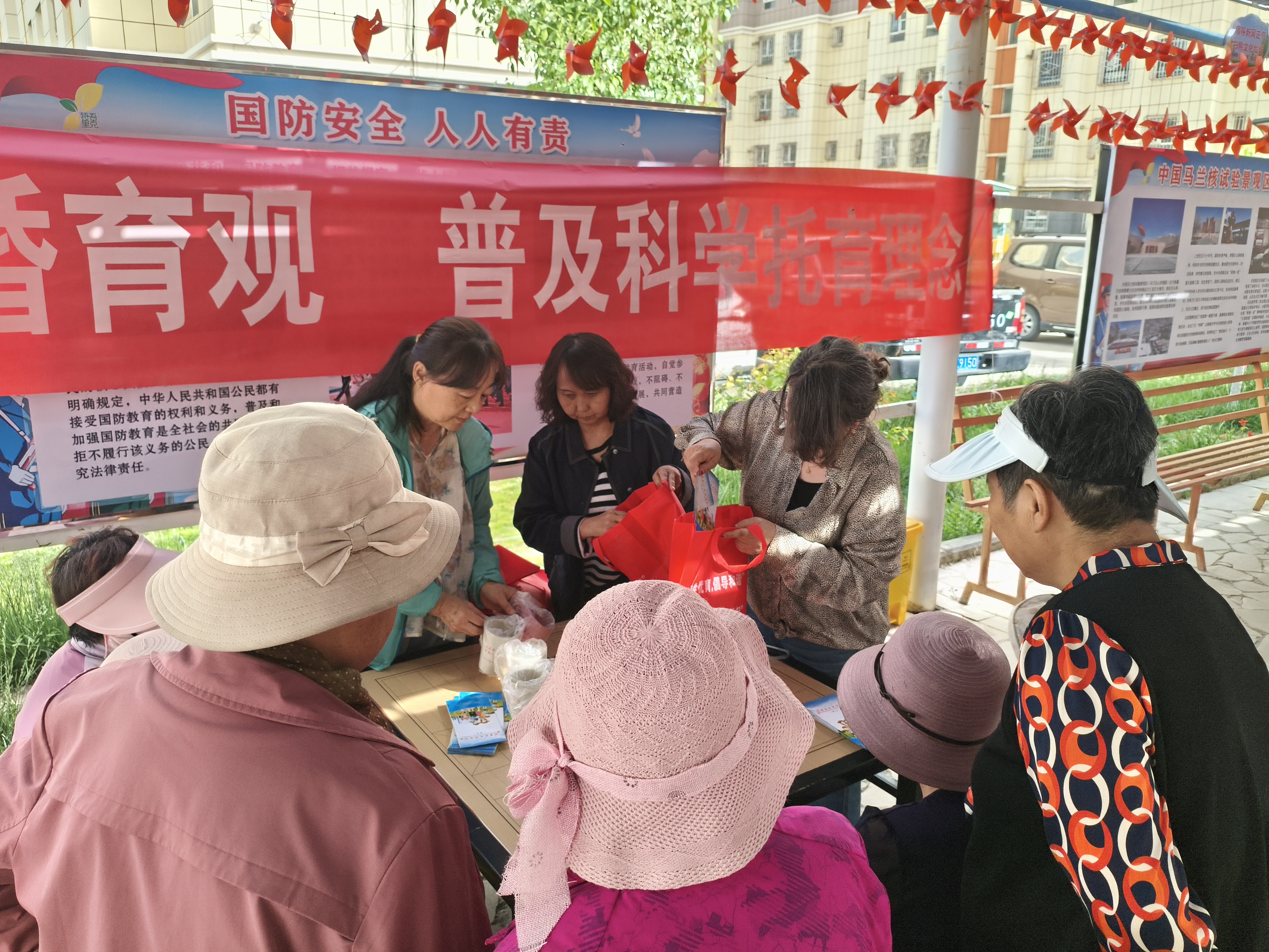 县卫健委现场为参与活动的居民发放卫生纸、水杯等实用纪念品.jpg