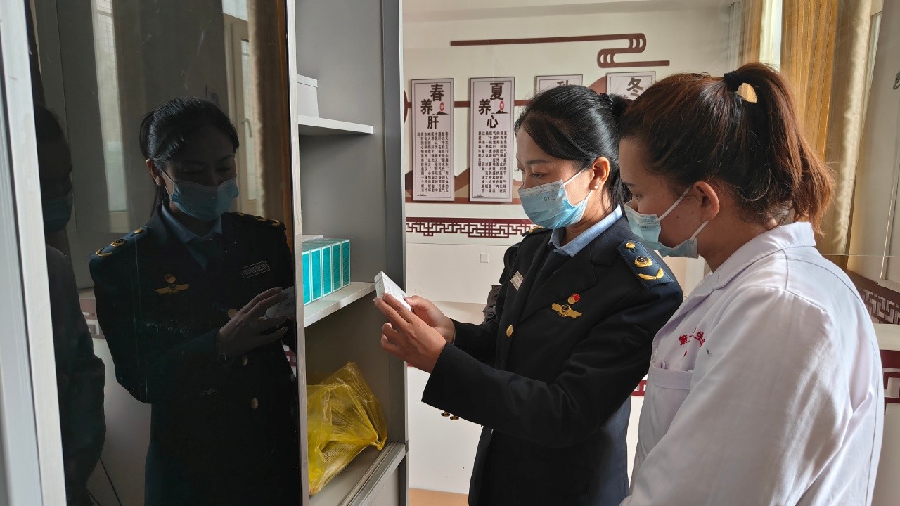 轮台县市场监管局开展基层医疗机构药械质量安全检查1.jpg