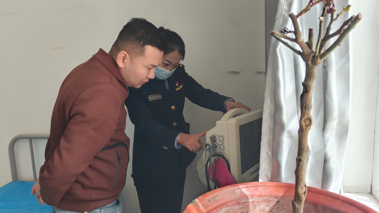 轮台县市场监管局开展基层医疗机构药械质量安全检查2.jpg