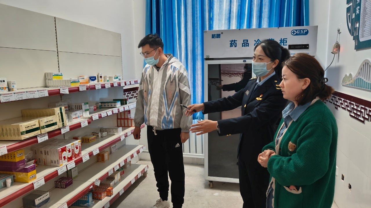 轮台县市场监管局开展基层医疗机构药械质量安全检查4.jpg
