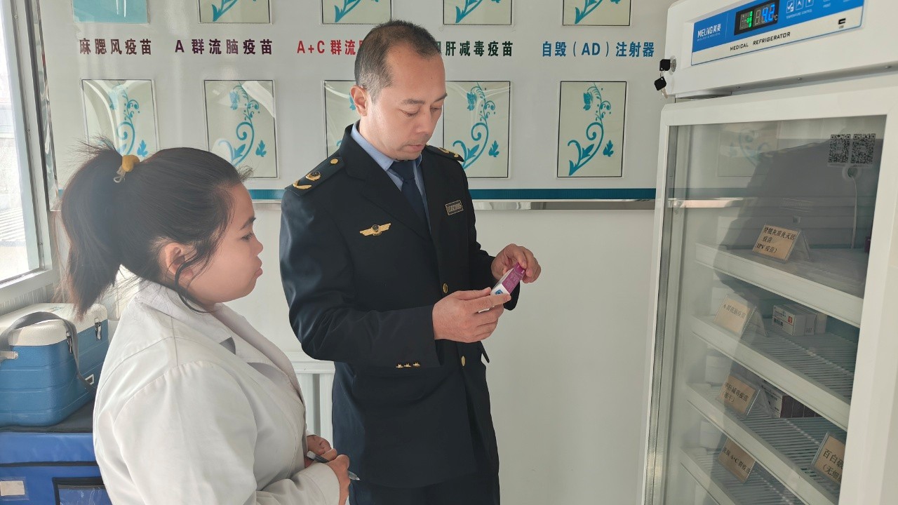 轮台县市场监管局开展疫苗质量安全专项检查 筑牢免疫安全防线1.jpg
