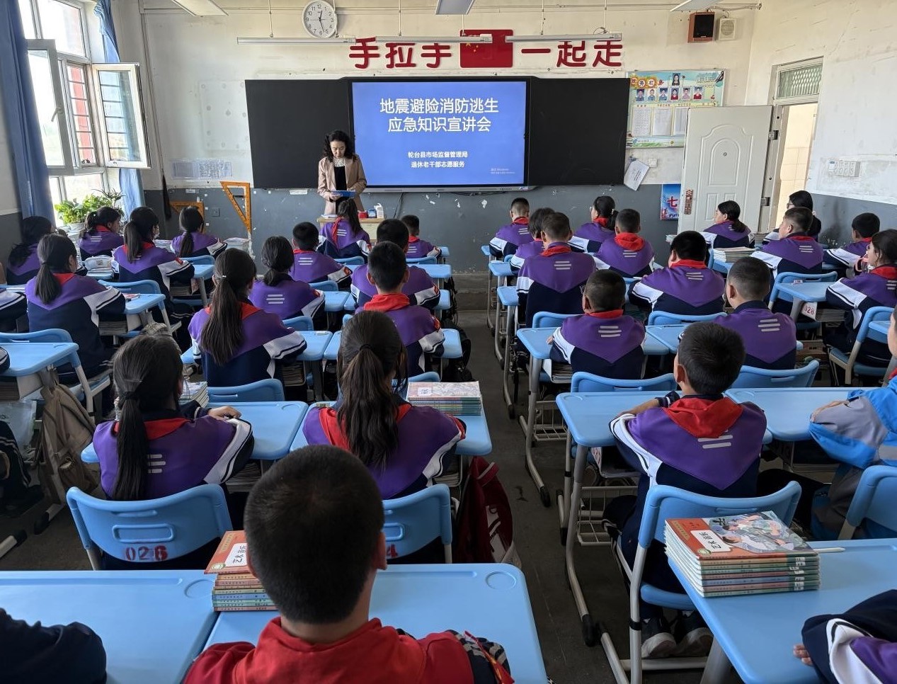 银发护苗 安全同行——轮台县市场监督管理局组织退休老干部进校园开展应急安全知识宣讲活动1.jpg