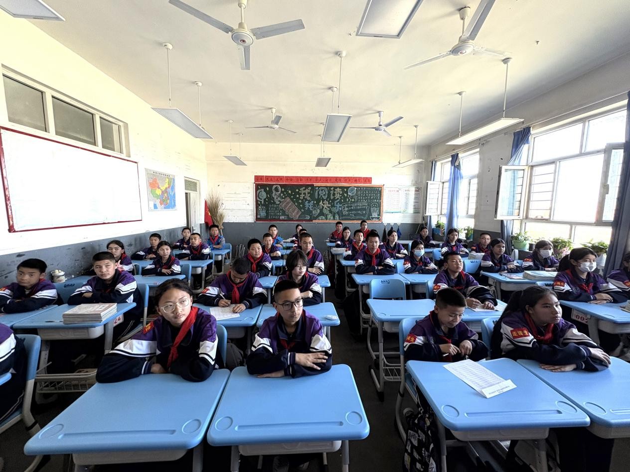 银发护苗 安全同行——轮台县市场监督管理局组织退休老干部进校园开展应急安全知识宣讲活动2.jpg