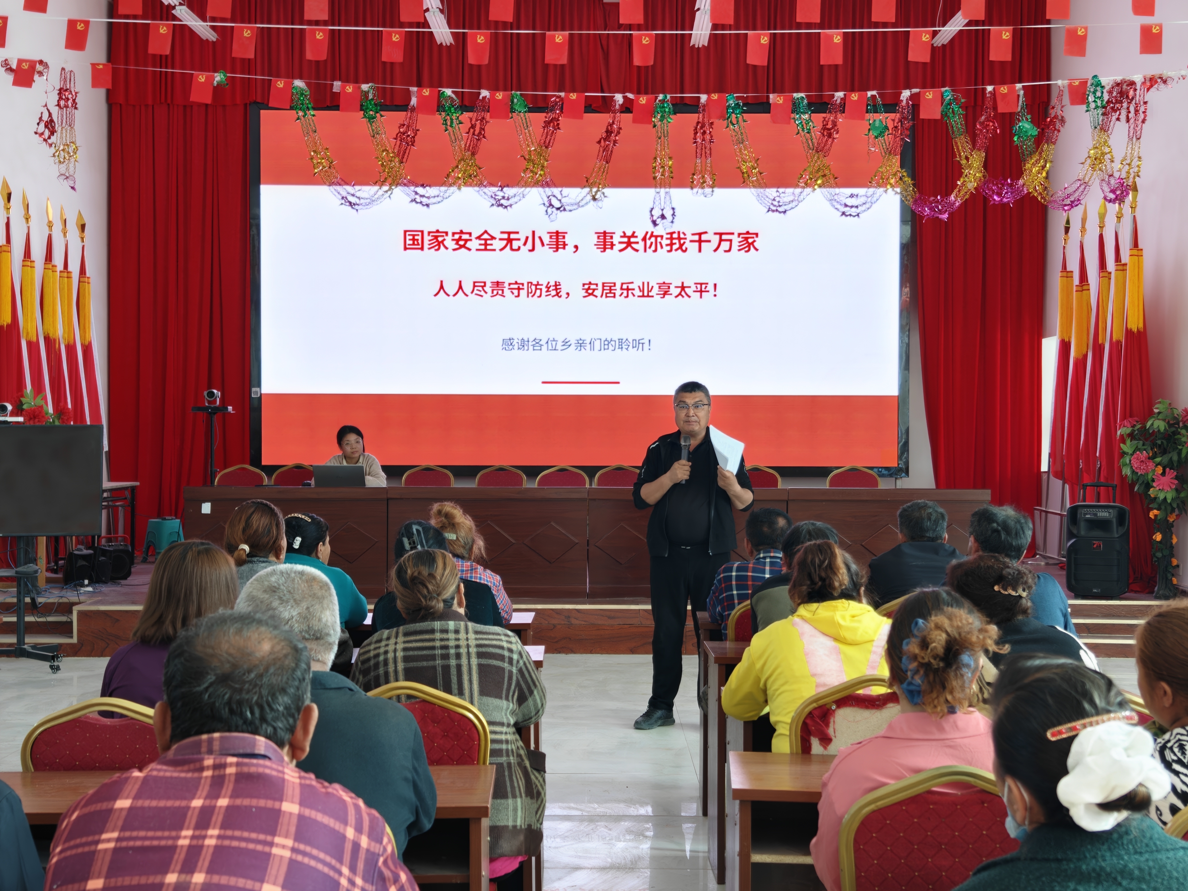 宣讲员用双语宣讲.jpg