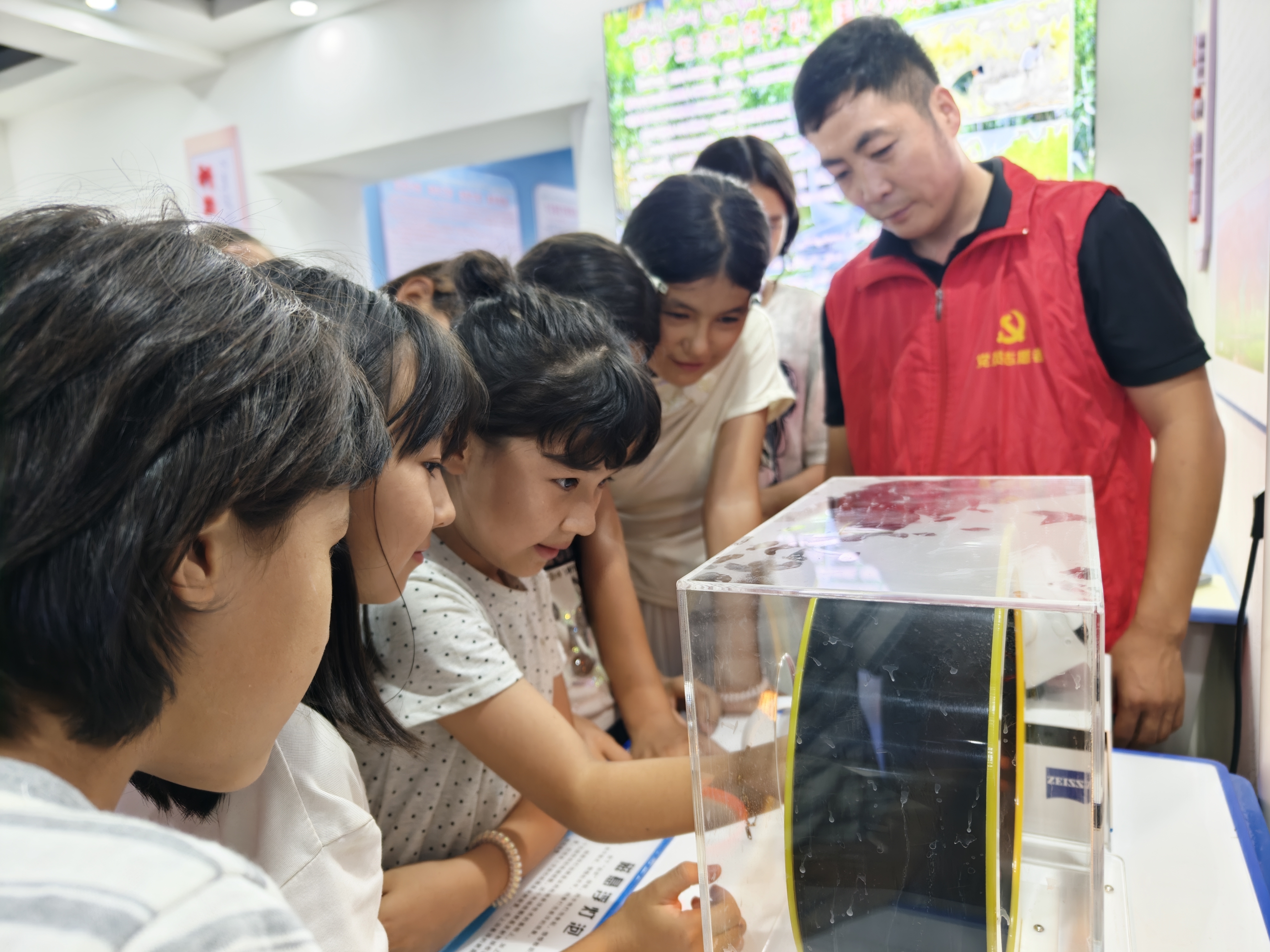 志愿者带孩子们参观科普馆,探索磁悬浮灯泡的奥秘.jpg 志愿者带孩子们参观科普馆,探索磁悬浮灯泡的奥秘.jpg