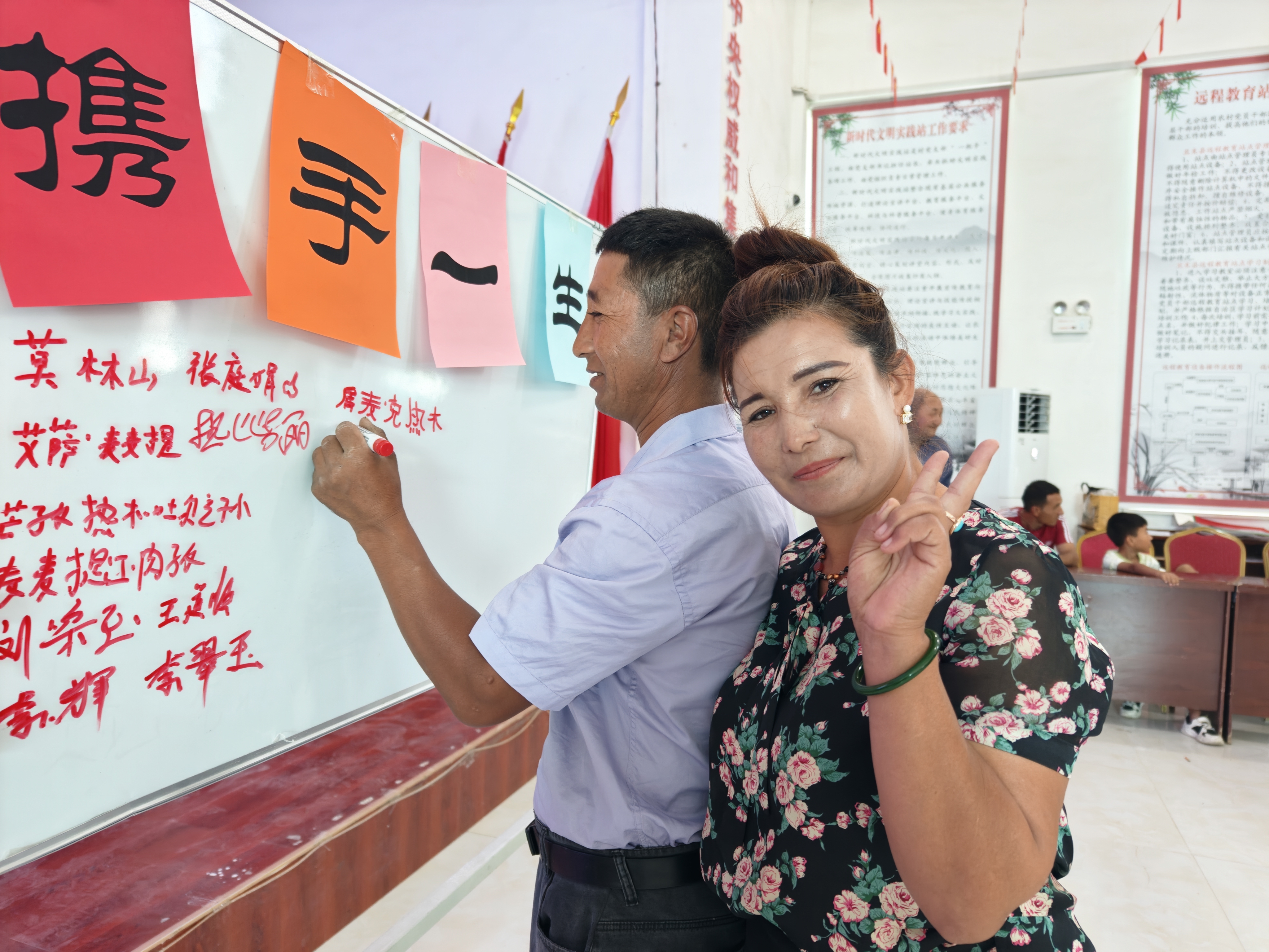 在主题墙上写名字.jpg
