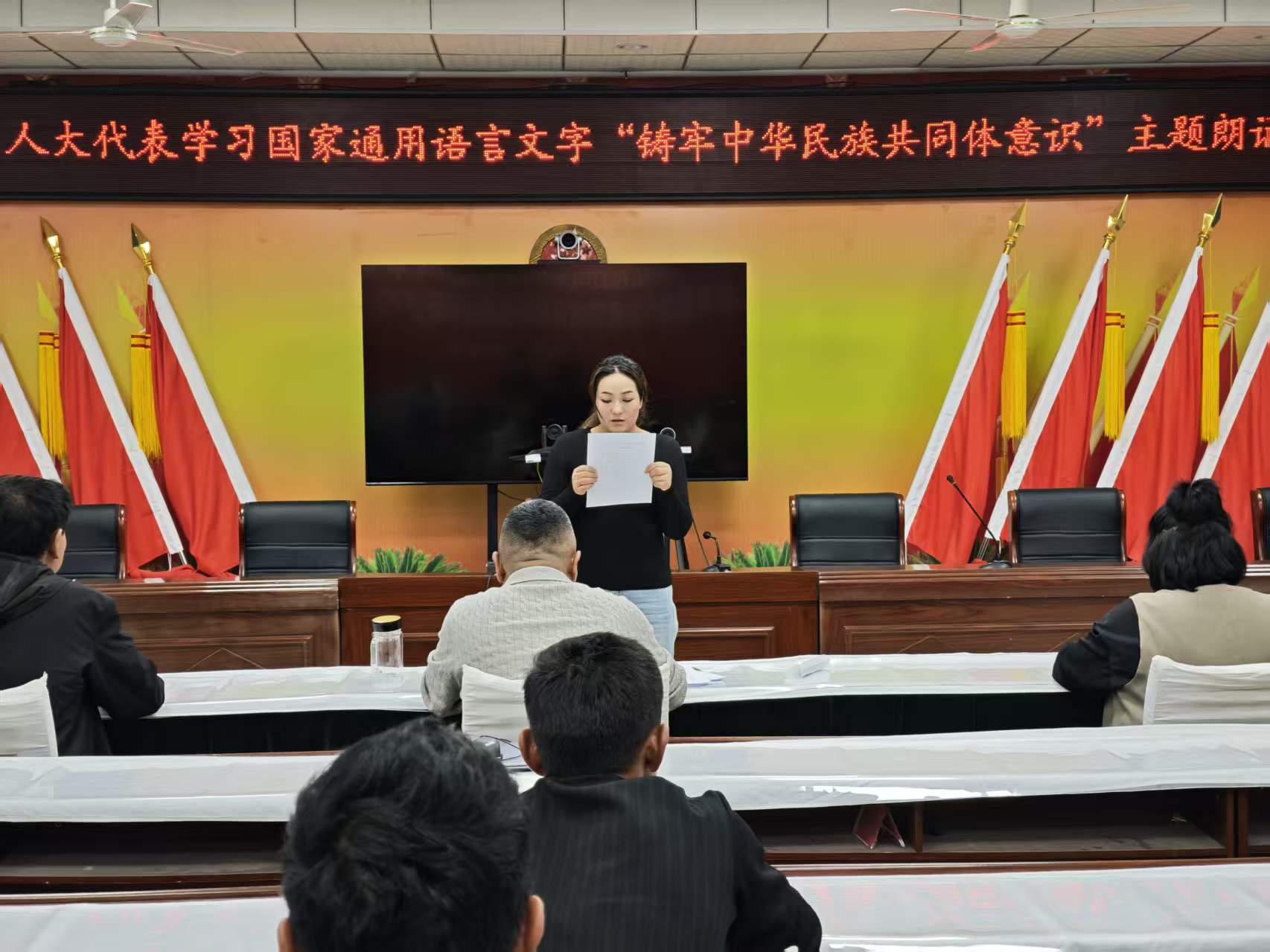 参赛代表朗诵红色经典.jpg 参赛代表朗诵红色经典.jpg