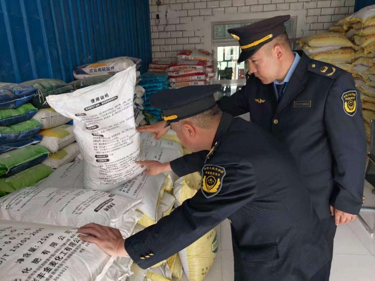 轮台县市场监督管理局开展农资市场专项检查1.jpg