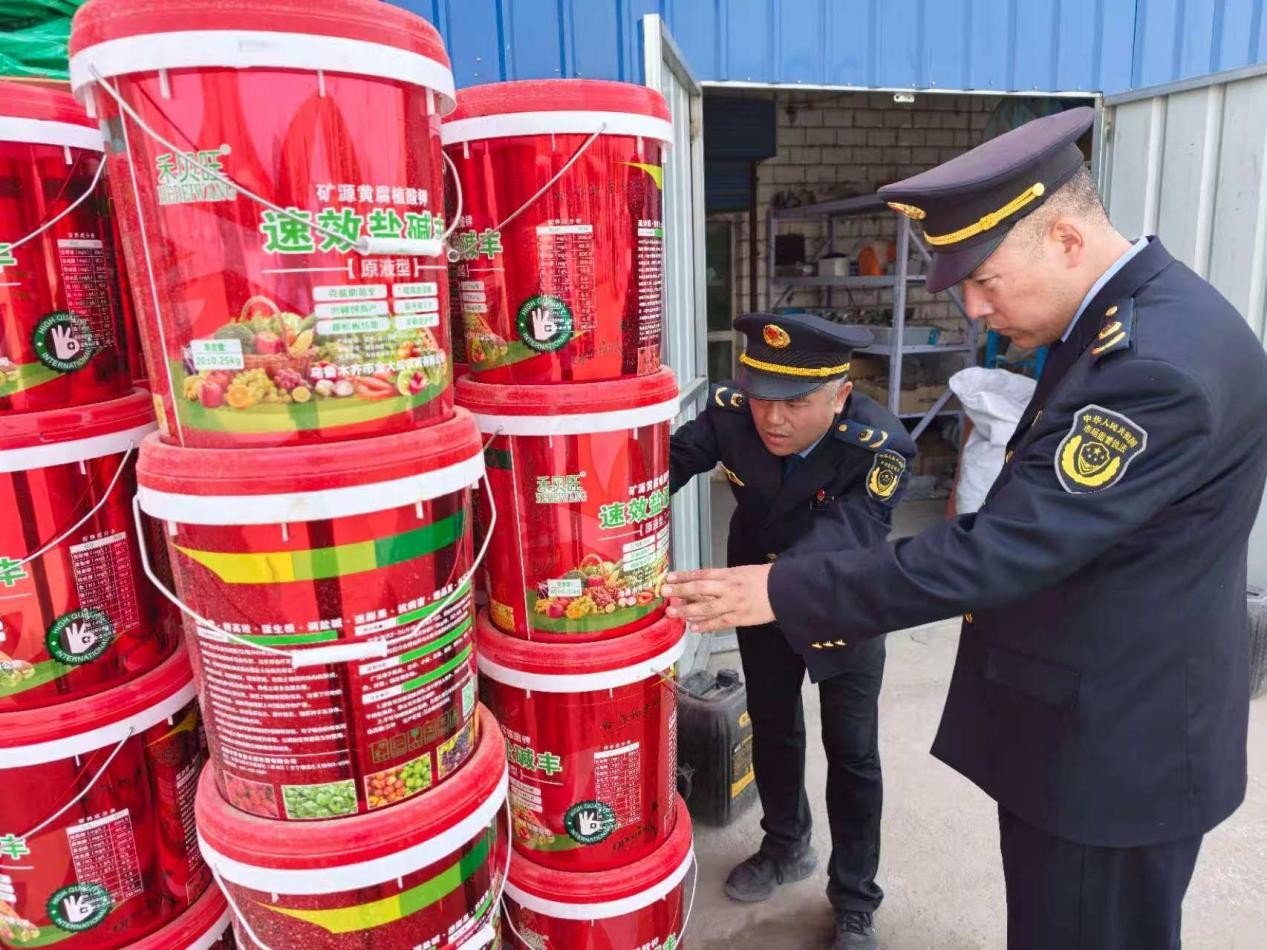 轮台县市场监督管理局开展农资市场专项检查2.jpg